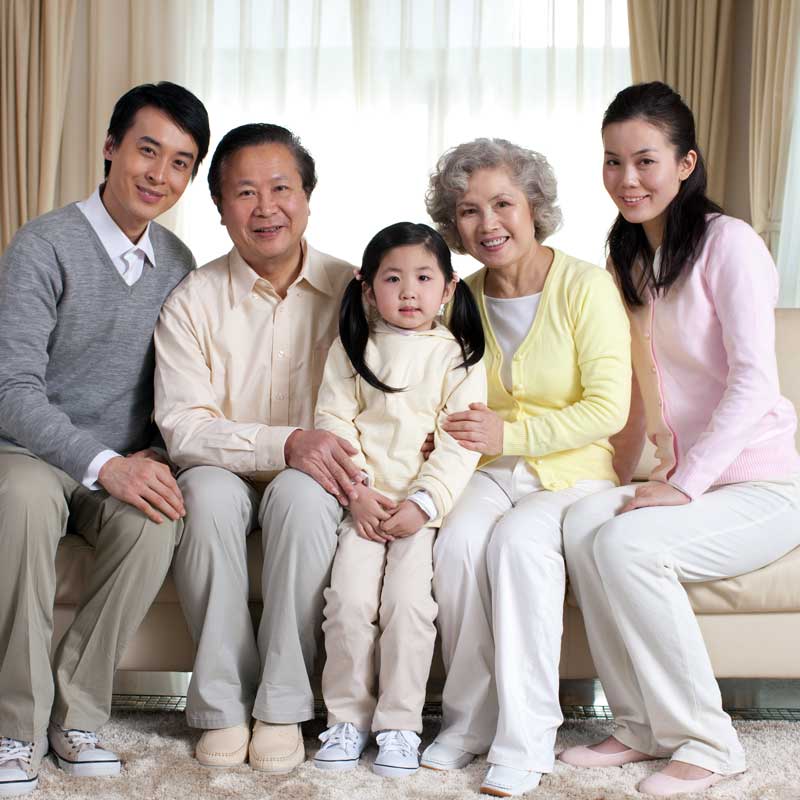 Hawaiian Family at Home – Reverse Mortgage Hawaiʻi Support Hawaiian multi-generational family smiling together at home, representing reverse mortgage guidance for Hawaiʻi seniors and ʻohana.